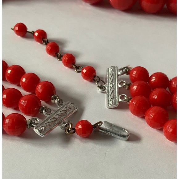 Vintage Three Strand Red Graduated Beaded Necklace Marked Hong Kong 20-23-" - Picture 10 of 11